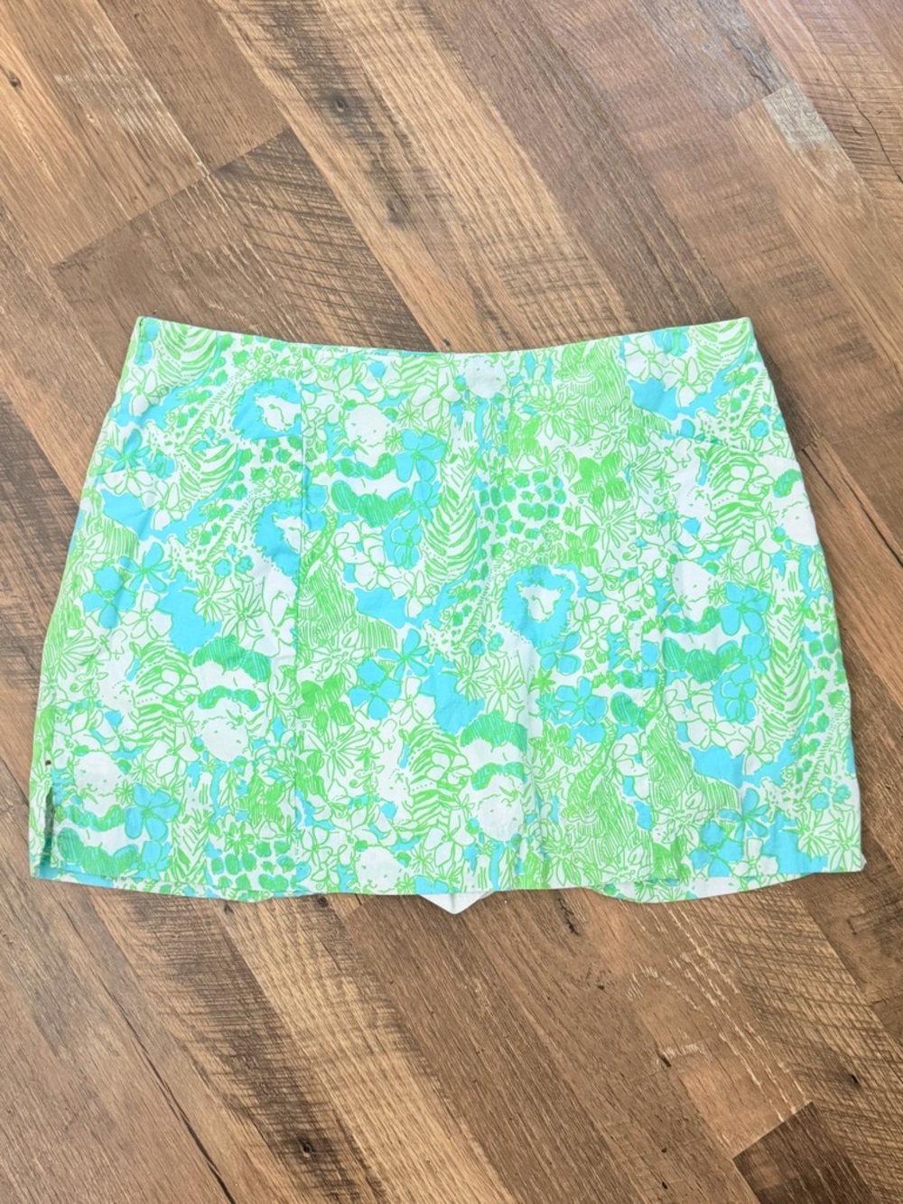 Lilly Pulitzer It's A Zoo Printed Skort built-in shorts and hip pockets. Sz 10